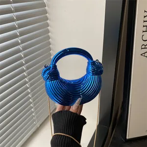 Sac coquille moderne en acrylique bleu électrique avec texture ondulée et chaîne