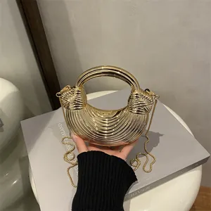 Sac coquille en acrylique doré avec rayures et poignée ronde pour tenue de soirée
