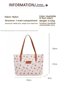 Dettaglio della borsa a spalla in nylon bianco con stampa ciliegie e dimensioni