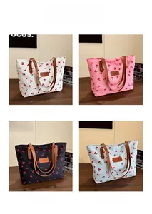 Griglia di borse tote in tela con stampa ciliegia nei colori bianco, rosa, nero e blu