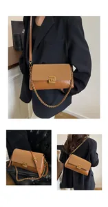 Detailansicht der braunen Ledertasche mit goldenem geometrischem Verschluss und Metallkette