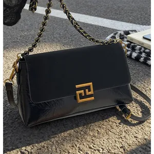 Schwarze Umhängetasche aus mattem und glänzendem Leder mit goldener Gliederkette
