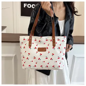 Borsa tote in tela bianca con stampa di ciliegie e manici in pelle marrone