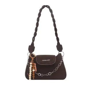 Sac bandoulière minimaliste en cuir dépoli marron avec bandoulière tressée et chaîne
