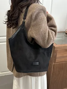 Grand sac cabas chic en daim noir pour femme porté à l'épaule au style rétro