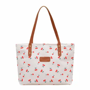 Borsa tote in tela bianca con stampa a ciliegie e manici in pelle marrone con rivetti