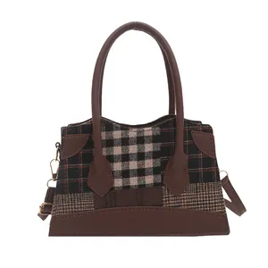 Sac seau à carreaux marron avec finitions dorées et bandoulière réglable