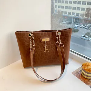 Women Large Capacity Leopard Print Tote Bag Fashion PU Leather Shoulder Bag With Gold Deer Pendant Chain Strap Retro Handbag