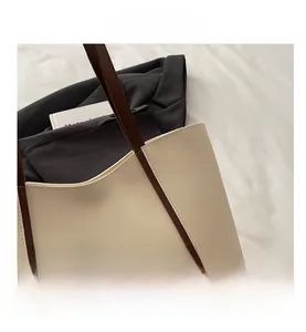 Detailaufnahme der Nähte und des Farblock-Designs an einer minimalistischen Tragetasche