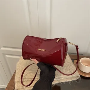 Sac Bandoulière Cylindre Casual pour Femmes en Cuir PU Cuir Verni Tressé Avec Logo Métallique FASHION Fermeture Éclair Petit Sac Polochon