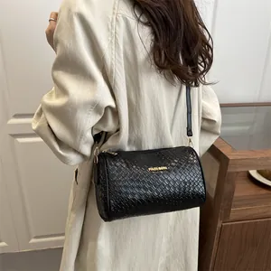 Sac cylindre tissé noir minimaliste pour femme avec logo fashion doré élégant