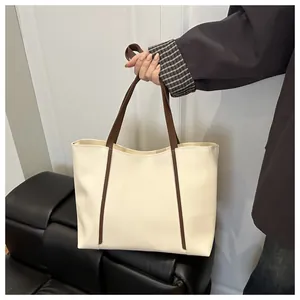 Detailansicht der großen beigen Shopper-Tasche mit braunen Riemen und Zierstreifen