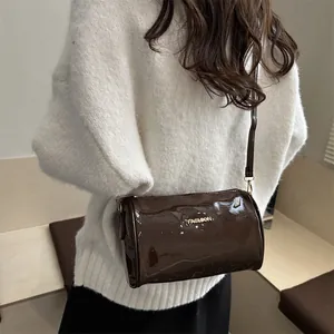 Sac cylindre en cuir verni marron foncé pour femme avec logo Fashion doré