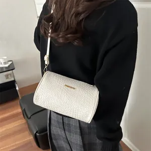 Sac bandoulière cylindrique blanc avec texture tressée et logo Fashion doré