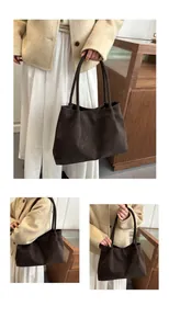 Λεπτομέρεια vintage σκούρα καφέ τσάντα tote με μαλακή ματ υφή και μεγάλη χωρητικότητα
