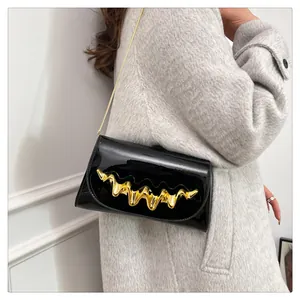 Pochette de soirée chic en cuir verni noir avec quincaillerie dorée et bandoulière chaîne