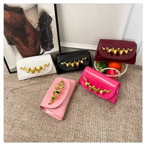 Pochette chic en cuir verni avec boucle métallique ondulée et chaîne dorée en cinq couleurs