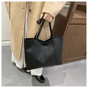 Detailaufnahme einer schwarzen Leder-Tote-Bag mit vertikalen Nähten für den Alltag