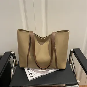 Minimalistische khakifarbene Tragetasche mit braunen Trägern für den täglichen Weg