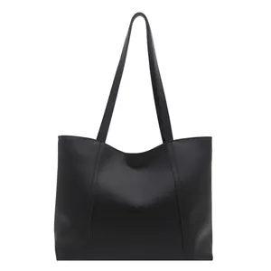 Minimalistische schwarze große Einkaufstasche mit langen Schultergurten für den Alltag