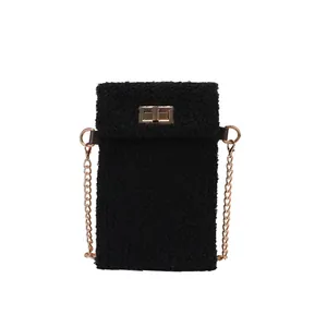 Zwarte pluche crossbody telefoontas met gouden ketting en metalen draaisluiting decor