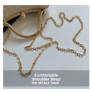 Detail einer eleganten goldenen Abendtasche mit Kristallverschluss und Metallkette