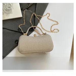 Größenvergleich der Champagner-Strass-Clutch mit Smartphone und Metallgriff