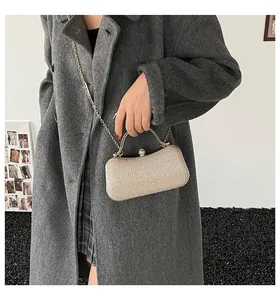 Details der champagnergoldenen Abendtasche mit Paillettenstruktur und Metallkette