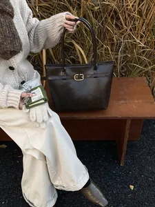 Dunkelbraune Shopper-Tasche aus Kunstleder mit goldener Schnalle im Vintage-Stil