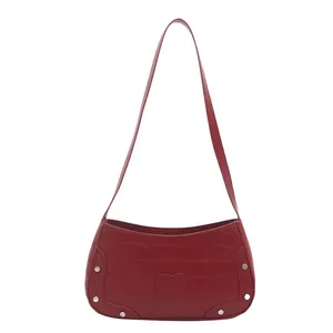 Sac sous le bras rouge en simili crocodile avec patch cœur et rivets argentés