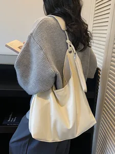 Große beige Leder-Einkaufstasche für Damen in minimalistischem Design mit Schultergurt