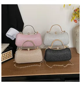 Abendtaschen mit Glitzer in vier Farben, Metallgriffen und Diamantverschluss