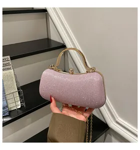 Detailansicht der rosa Pailletten-Clutch mit goldenem Metallgriff und Kristallverschluss