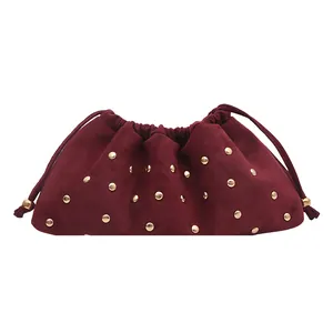Sac seau en daim bordeaux avec rivets dorés et fermeture à cordon coulissant