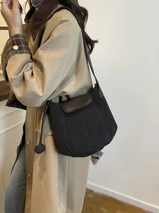 Sac Seau en Suède Rétro pour Femmes Couleur Unie Dépoli Sac à Bandoulière Avec Pendentif Boule Sac Fourre-tout de Mode