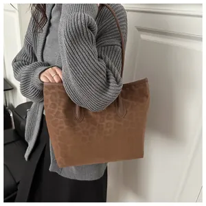 Nahaufnahme der braunen Shopper-Tasche mit Leopardenmuster und Wildleder-Textur