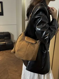 Sac seau en daim marron pour femme avec cordon de serrage et pendentif sphère