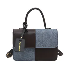 Retro Umhängetasche in Kontrastfarben mit Denim-Textur und quadratischem Handgriff