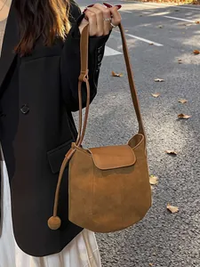 Sac seau marron en daim pour femme avec pendentif boule décoratif pour un style d'automne