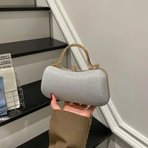 Funkelnde silberne Pailletten-Abendtasche mit goldenem Griff und Strass-Verschluss