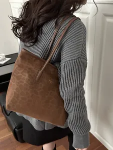 Braune Damen-Shopper-Tasche mit Leopardenmuster-Prägung aus Wildleder und Goldaufdruck