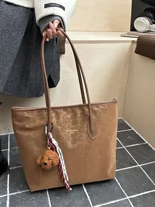Braune Tragetasche mit Leopardenmuster, Teddy-Anhänger und Schultergurten im Vintage-Campus-Stil