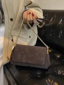 Sac fourre-tout rétro en daim marron avec bandoulière chaîne et surpiqûres sur le rabat