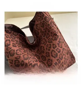 Vue macro de la texture léopard en daim et de la doublure intérieure du sac cabas