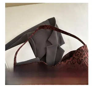 Vue détaillée de la poignée confortable et du tissu doux à imprimé léopard du sac cabas