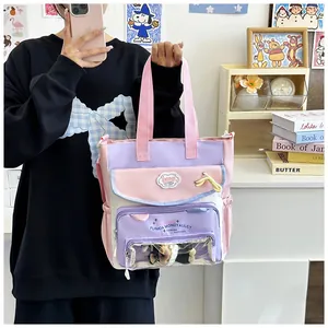 Detail der rosa Canvas-Tasche mit Multi-Taschen-Design und transparentem Sichtfenster