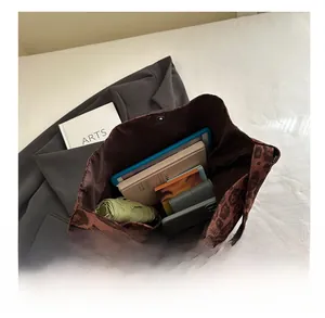Sac fourre-tout léopard marron montrant sa grande capacité avec tablette et parapluie