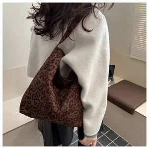Détail d'un grand sac cabas léopard montrant la texture du tissu et sa souplesse