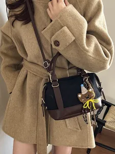 Sac bandoulière rétro en toile et cuir marron avec un porte-clés ours en peluche mignon