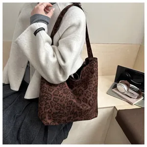 Détail du sac cabas à imprimé léopard marron en coton épais avec une large bandoulière